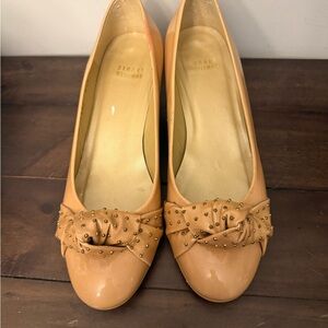 Stuart Weitzman Nude Patent Leather Studded Bow Wedge Pumps – Size 7.5M